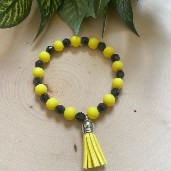 Yellow & Black Silicone/Crystal Beaded Bracelet With Tassel Charm Size 8 Inches - Picture 1 of 2